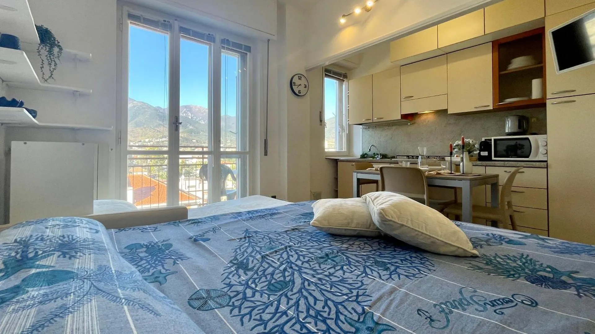 150Mt Dal Mare Monolocale In Centro Con Vista Aperta, Wi-Fi E A/C Apartment Loano