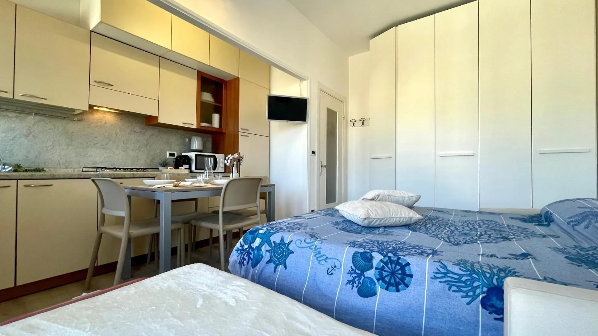 150Mt Dal Mare Monolocale In Centro Con Vista Aperta, Wi-Fi E A/C Apartment Loano 0*,