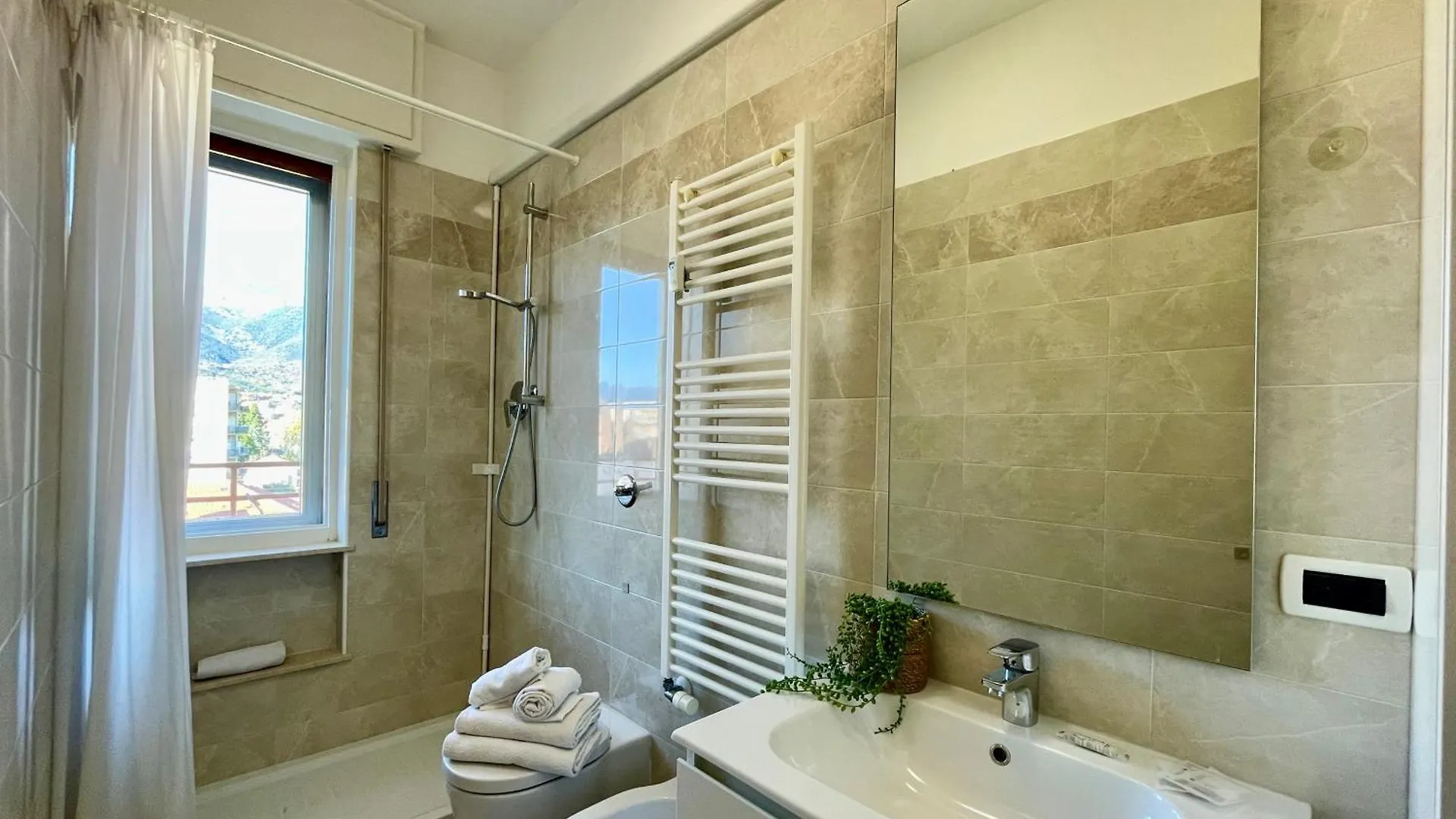 150Mt Dal Mare Monolocale In Centro Con Vista Aperta, Wi-Fi E A/C Apartment Loano